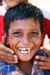 India portret lachende jongen.jpg